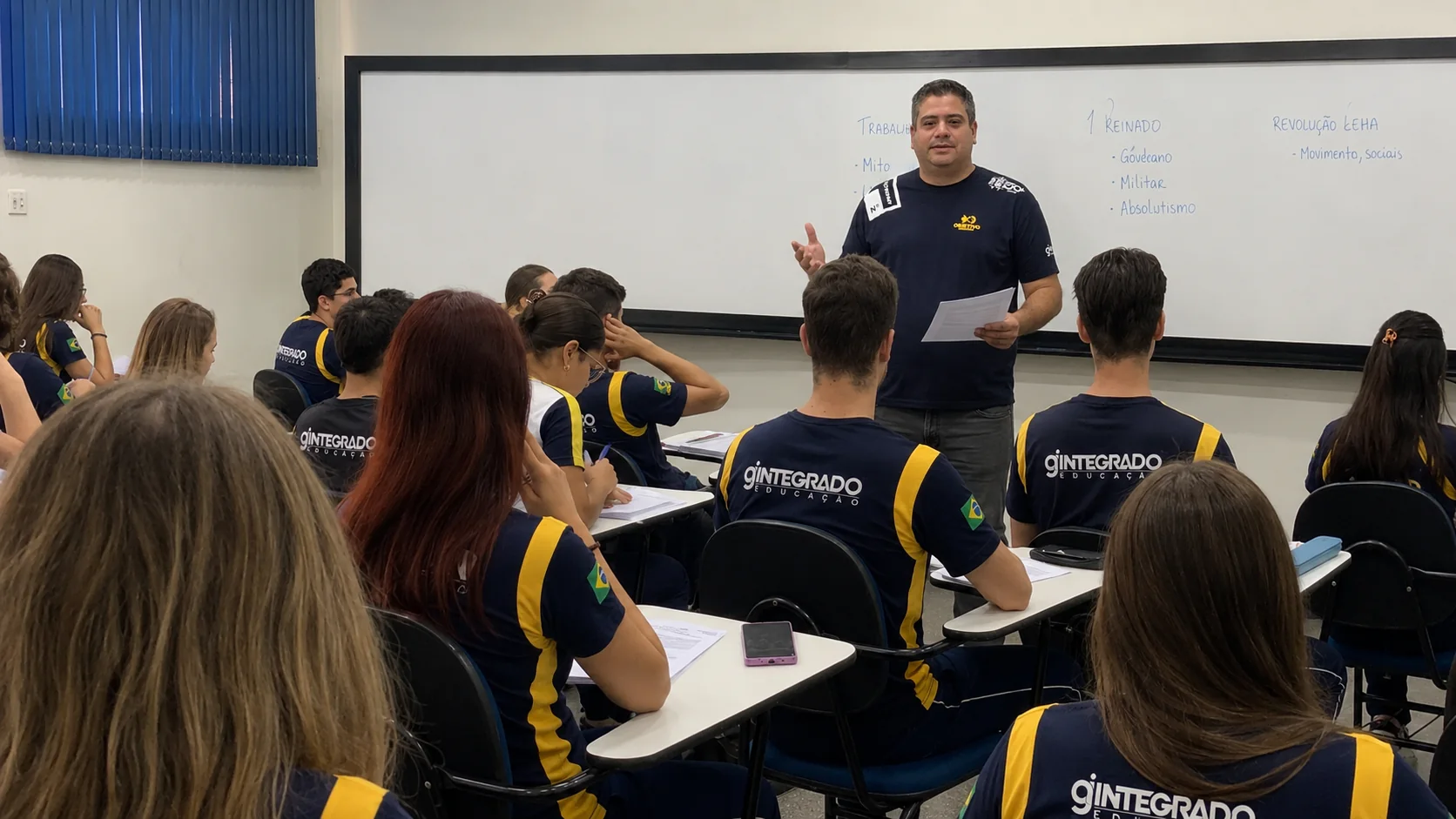 Estudantes do Ensino Médio em atividade escolar